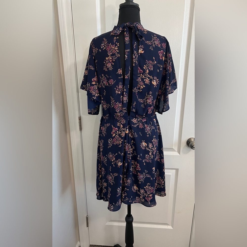 Lumiere Chiffon Floral Open Back High Neck Flutter Sleeve Dress Size Small
#4 - Picture 5 of 9